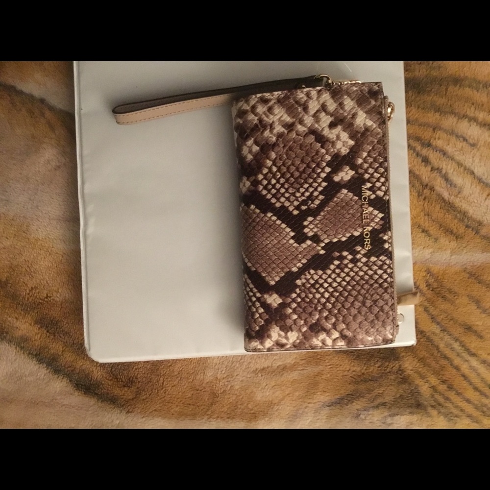 Micheal kors wristlet/ brand new